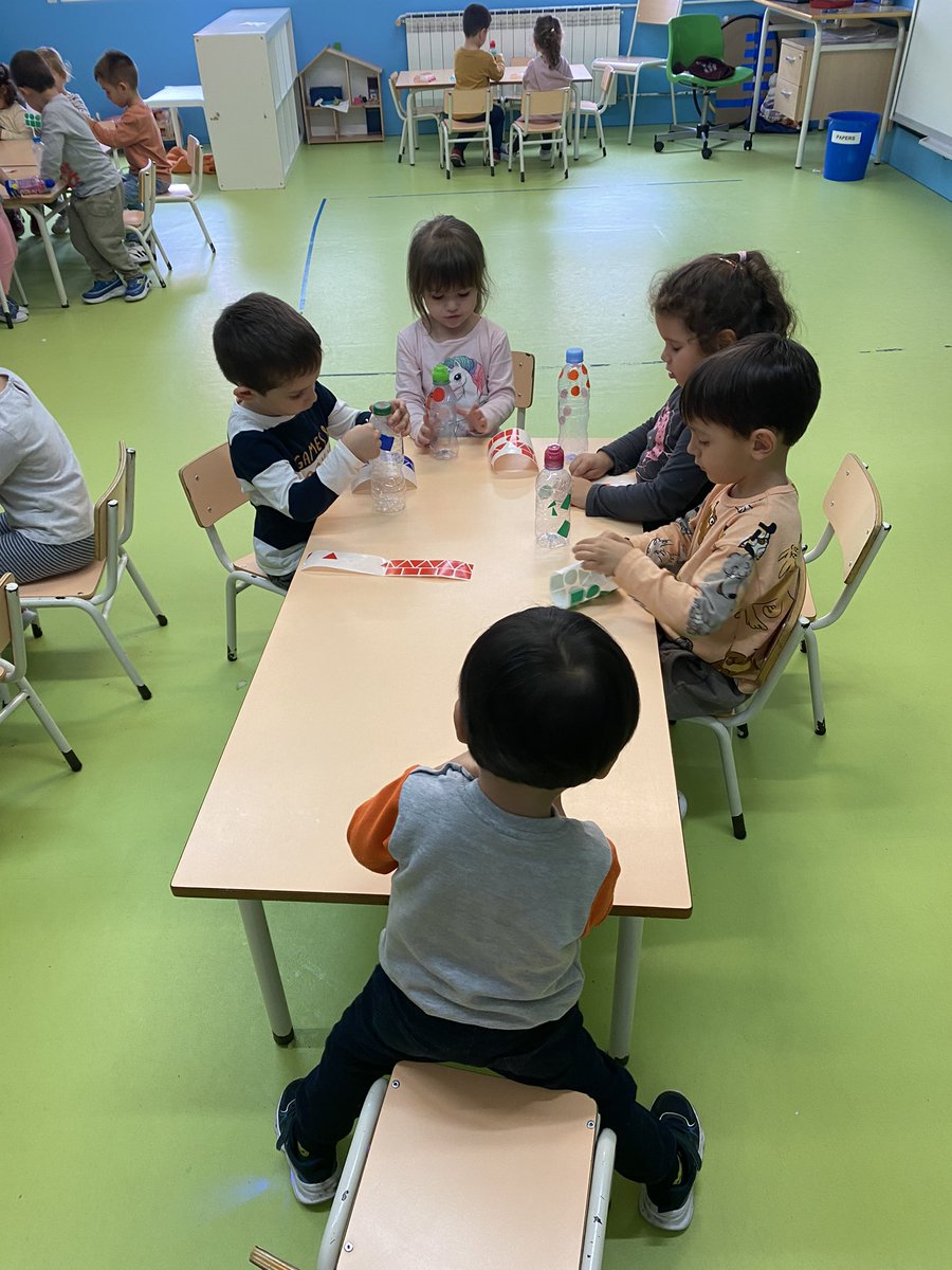 GeorginaMDC's tweet photo. Música P3B: decorem les nostres maraques, que ens acompanyaran en moltes melodies 🎶🎶🎶🎶@escolamdcprat https://t.co/dqzHUnWFSM