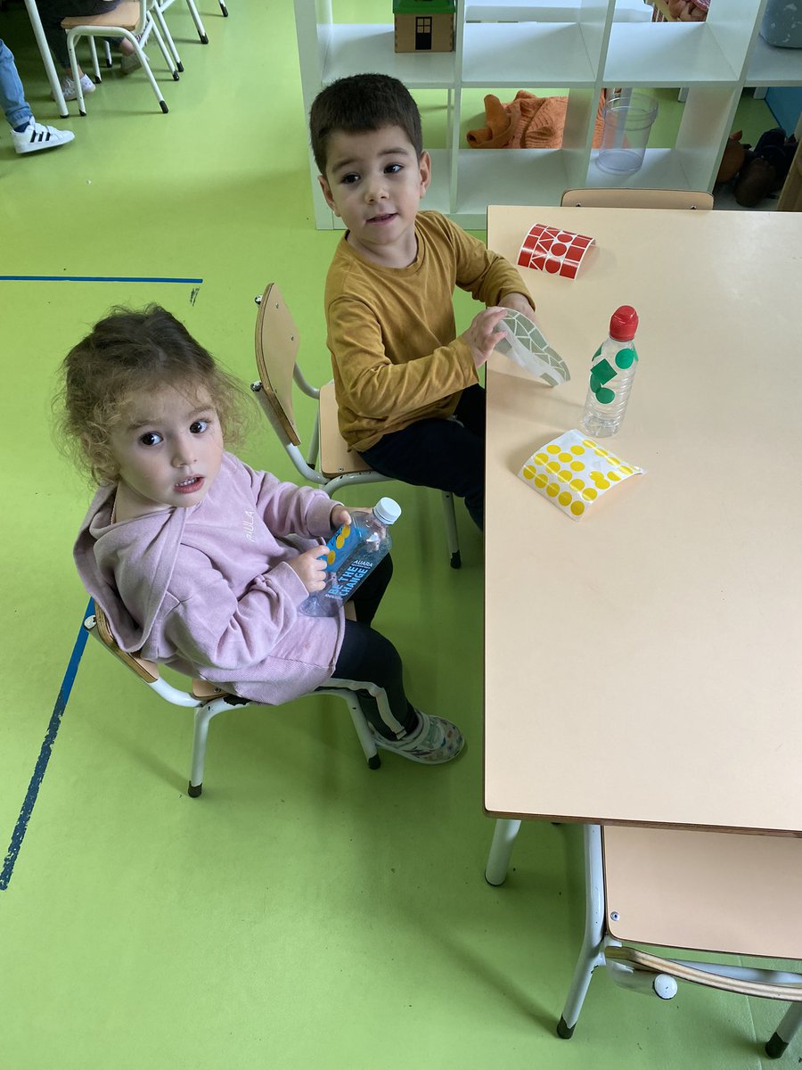 GeorginaMDC's tweet photo. Música P3B: decorem les nostres maraques, que ens acompanyaran en moltes melodies 🎶🎶🎶🎶@escolamdcprat https://t.co/dqzHUnWFSM
