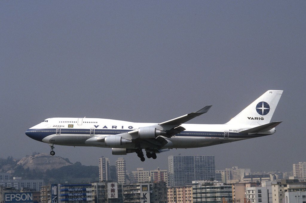 ClassicsPlanes's tweet photo. A Varig B747-400 seen here at Hong Kong Kai Tak in May 1994 #avgeeks 📷- Jonathan McDonnell https://t.co/KQsLuBCWCx