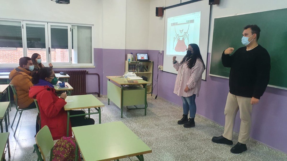 El alumnado de Mediación Comunicativa ha imparttido una charla de sensibilización en el IES Fray Diego Tadeo González de Ciudad Rodrigo. La experiencia ha sido todo un éxito. Enhorabuena!