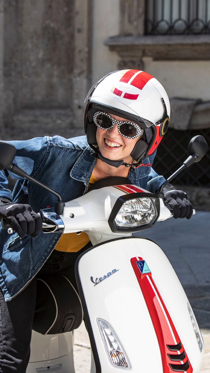 vespamoa's tweet photo. Ready, steady, style! 👉 https://t.co/NVOJeXzuTc 

#Vespa #VespaRacingSixties https://t.co/hlaEnZjlzJ