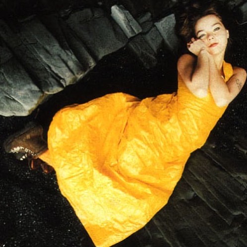 Techno_Prayer's tweet photo. 1994 photographed by Stéphane Sednaoui.
wearing a fw94 Hussein Chalayan tyvek dress in orange, orange stockings and brown hiking boots.
🐌 🐌 🐌i graduated in fashion MA with Hussein as professor :)
#bjork #chalayan #stephanesednaoui https://t.co/0kSjw5oJ6g