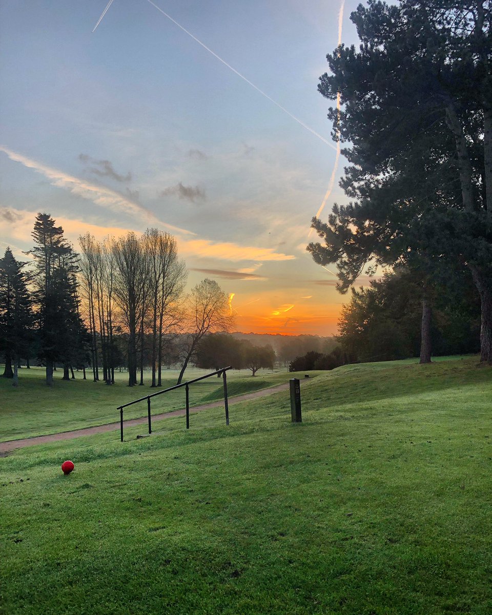 Miles_gkeeper's tweet photo. Good morning! Looking like a lovely Monday to start the week off! βοΈβ³οΈπππͺπ #greenkeeper #leafy #coldish #golf #ashfordkentgolfclub #sunrise https://t.co/GbEdeY6CzG