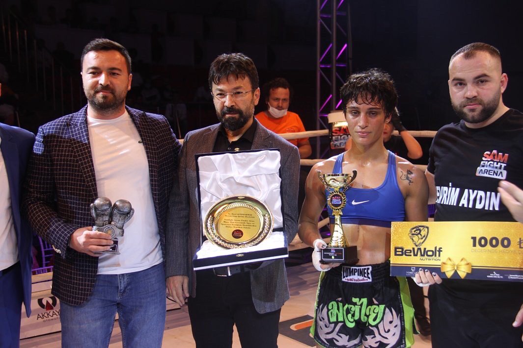 BorsanGrup's tweet photo. Ödül töreni sonrasında Borsan adına direktörümüz Birol Yusuf Altıparmak’a Samfight Arena tarafından spor ve sporcuya destekleri için plaket takdim edildi. https://t.co/G4epvw9STd