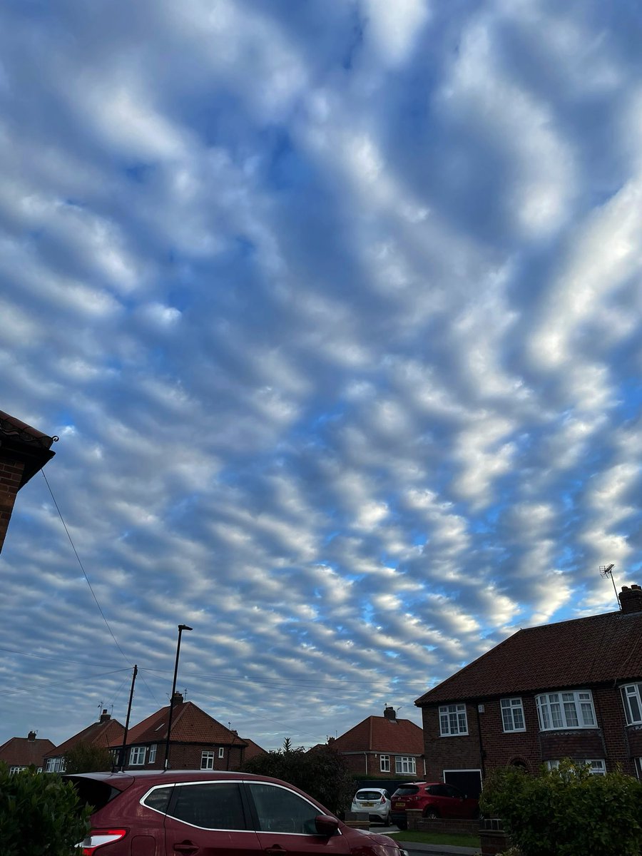 lydimoo's tweet image. That thing when you get up and wonder if you’re inside a low res computer game. #PrettyClouds