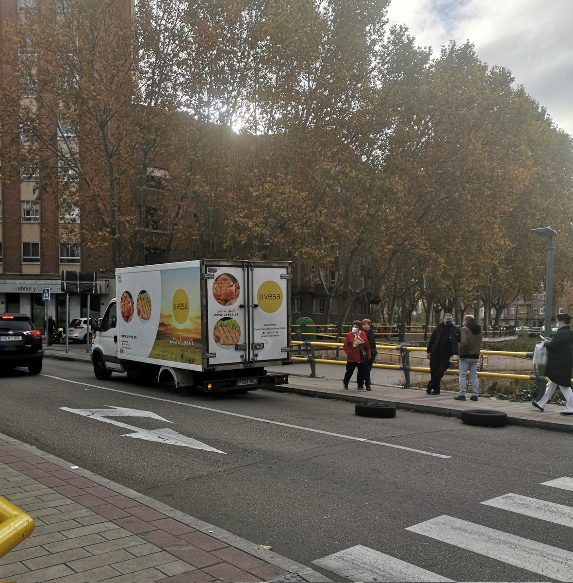 taximovil's tweet photo. En #valladolid evitamos el #trafico sobre el puente de Grabiel y Galán porque a este pobre se le han caído las ruedas. https://t.co/EEWqo0dZq1