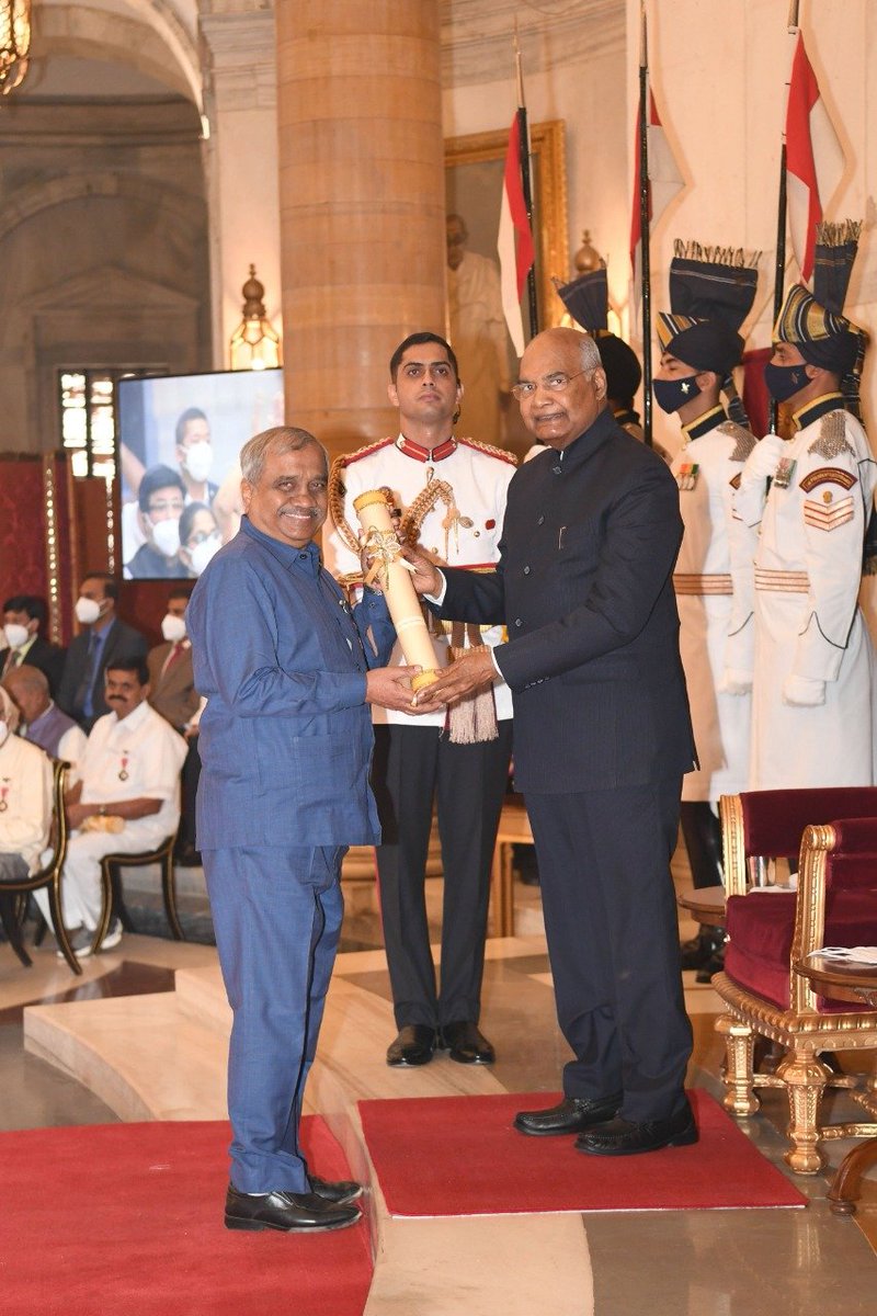 ಇಂದು ಪದ್ಮಶ್ರೀ ಪ್ರಶಸ್ತಿಯನ್ನು ಸ್ವೀಕರಿಸಿದ ಕರ್ನಾಟಕದ ವ್ಯಾಪಾರ ಮತ್ತು ಸಾರಿಗೆ ಉದ್ಯಮದ ದಿಗ್ಗಜ ಶ್ರೀ ವಿಜಯ ಸಂಕೇಶ್ವರ್ ಅವರಿಗೆ ಅಭಿನಂದನೆಗಳು.
ರಾಜ್ಯದಲ್ಲಿ ವ್ಯಾಪಾರ ಮತ್ತು ಉದ್ಯಮದ ಅಭಿವೃದ್ಧಿಗೆ ಅವರ ಕೊಡುಗೆಗಳು ಉದ್ಯಮಶೀಲತೆಯಲ್ಲಿ ತಮ್ಮದೆ ಆದ ಛಾಪನ್ನು ಮೂಡಿಸಿವೆ.

#PadmaAwards2020