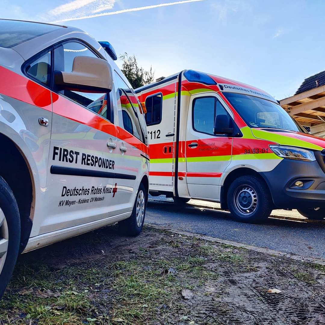 EinsatzeMyk's tweet photo. Einsatz für den DRK-Ortsverein Waldesch e. V.
Erster Samstag im Monat - aber kein Probealarm 🚨
.
Für uns ging es zu einem medizinischen Notfall in Waldesch, gemeinsam mit @rettungszentrum_bwzk_koblenz 🚑
.
#drkwaldesch #waldesch #rettungsdienst #blaulicht #firstresponder https://t.co/GMXaWexYhq