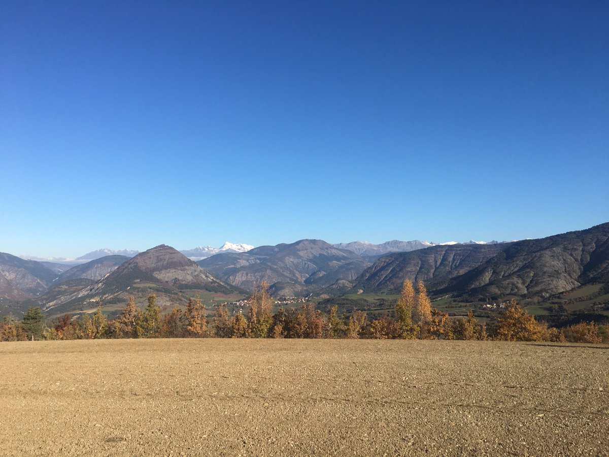 CazacMathias's tweet photo. Bonjour ⁦@Meteoalacarte⁩ les cimes du Champsaur ont blanchies et les feuilles tombent petit à petit… les journées sont ensoleillée mais le fond de l’air est frais #MALC #Bellaffaire04 https://t.co/N2dRy2OMlw
