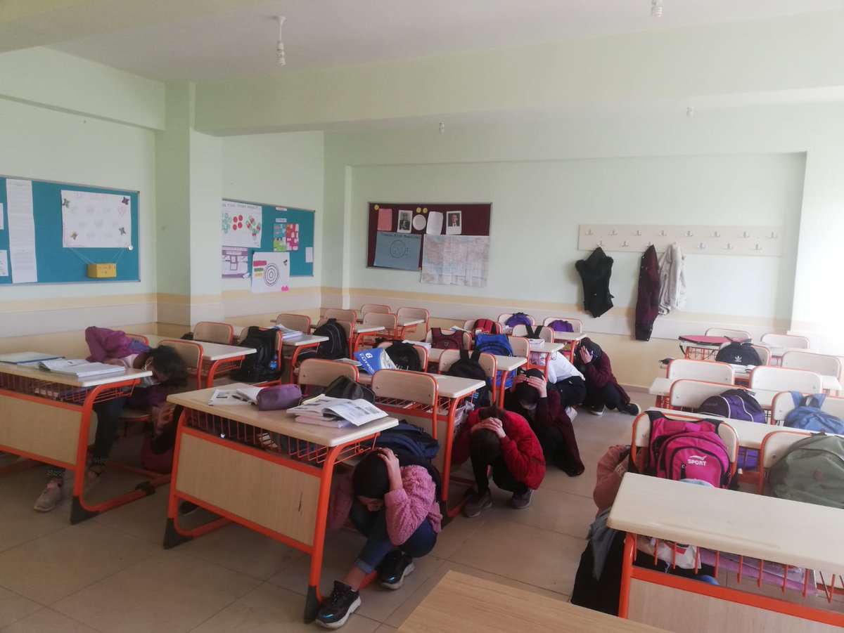 Okulumuzda öğretmenler ve öğrenciler eşliğinde uygulamalı deprem tatbikatı yapıldı. Öğrenciler olası bir deprem anında ilk olarak sınıflarında neler yapmaları gerektiği, sınıftan sakin bir şekilde nasıl çıkmaları gerektiğini yaşayarak öğrendi.