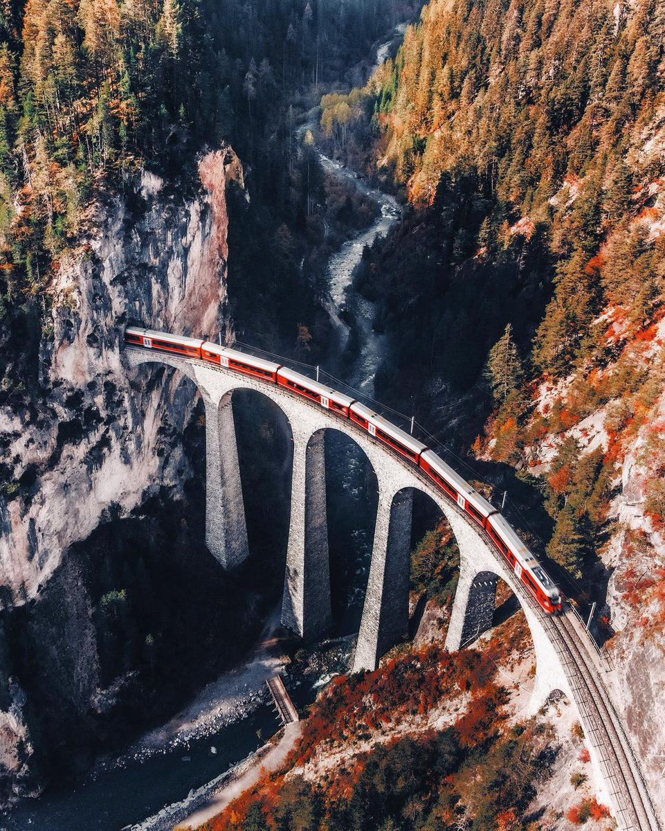 Traveling—it leaves you speechless, then turns you into a storyteller.
📸 <a href="/AndreiEye/">AndreiRainbowEye</a> 
📍Landwasser Viaduct, Switzerland 🇨🇭