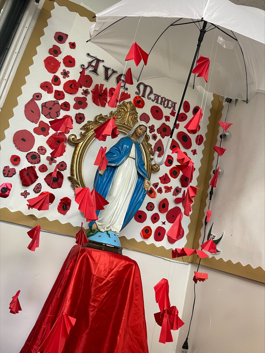 StMarysRCFW's tweet photo. A beautiful Remembrance Sunday display in Year 4 #RemembranceSunday https://t.co/SDnDzuXuvT