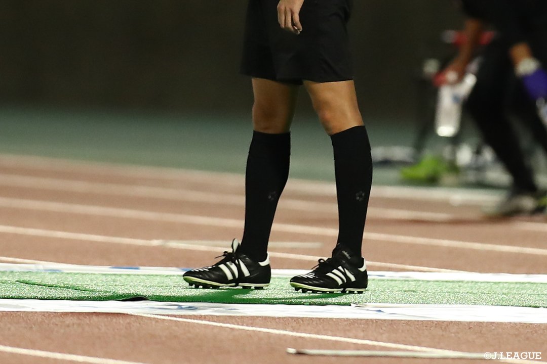 ｊリーグ 日本プロサッカーリーグ 今日は いい靴の日 審判の足元に注目してみました 審判は試合中 このような黒い シューズを履いています ｊリーグ ｊリーグあいさつ 今日は何の日 今日はなんの日 T Co 9dpurbrf5b Twitter
