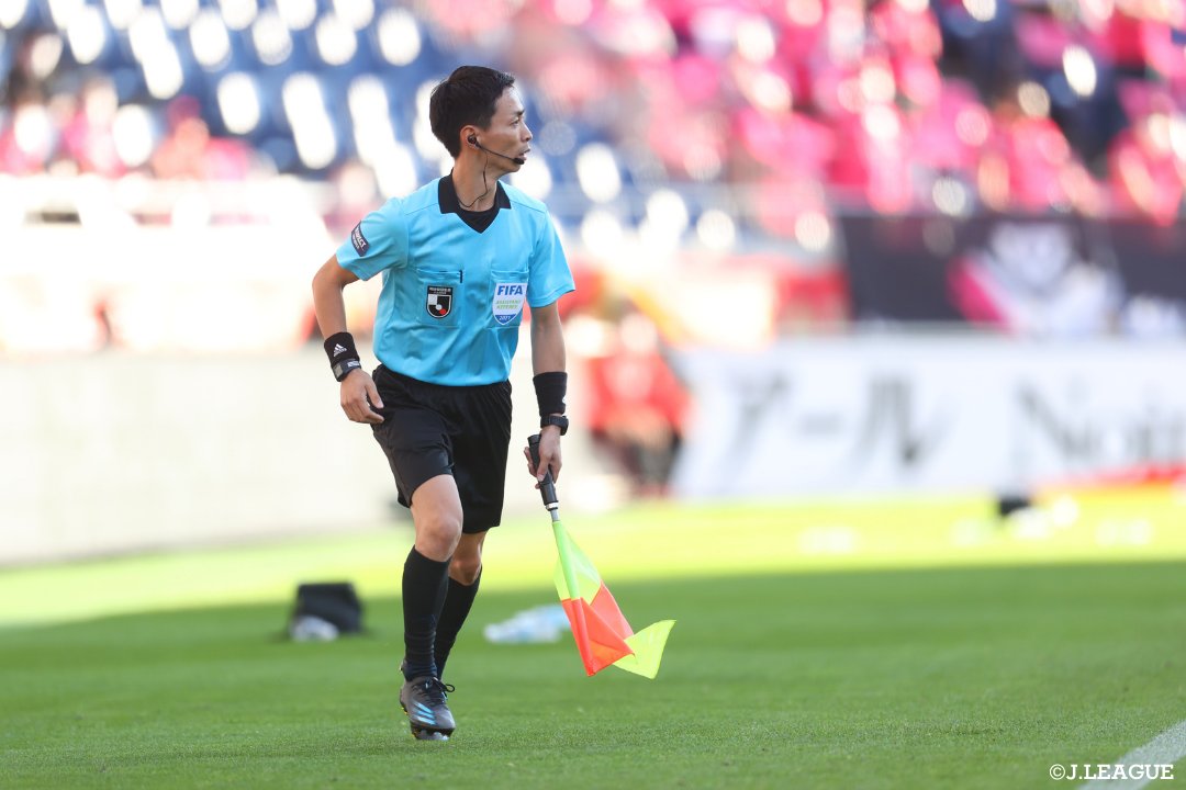 ｊリーグ 日本プロサッカーリーグ 今日は いい靴の日 審判の足元に注目してみました 審判は試合中 このような黒い シューズを履いています ｊリーグ ｊリーグあいさつ 今日は何の日 今日はなんの日 T Co 9dpurbrf5b Twitter