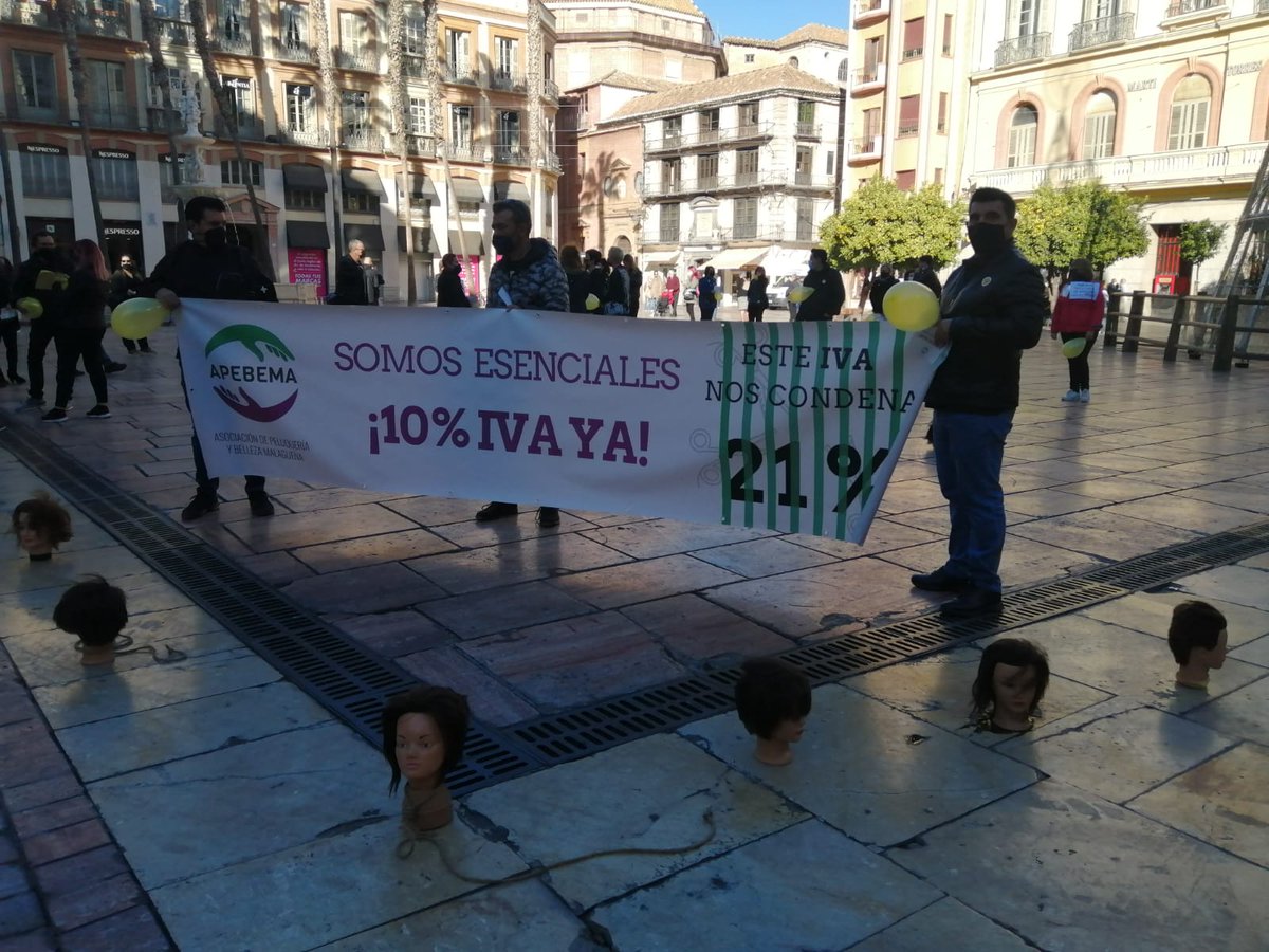 PTV_Malaga's tweet photo. #BuenosDías 

💇🏻‍♀️📢Peluqueros y esteticistas se concentran en la Plaza de la Constitución para pedir que les bajen el #IVA del 21 al 10% @apebema

Todos los detalles en #InformativosPTV📺 14.00 y 20.30🕣 con @DavidMoralesMLG https://t.co/ooiSMTfX0X