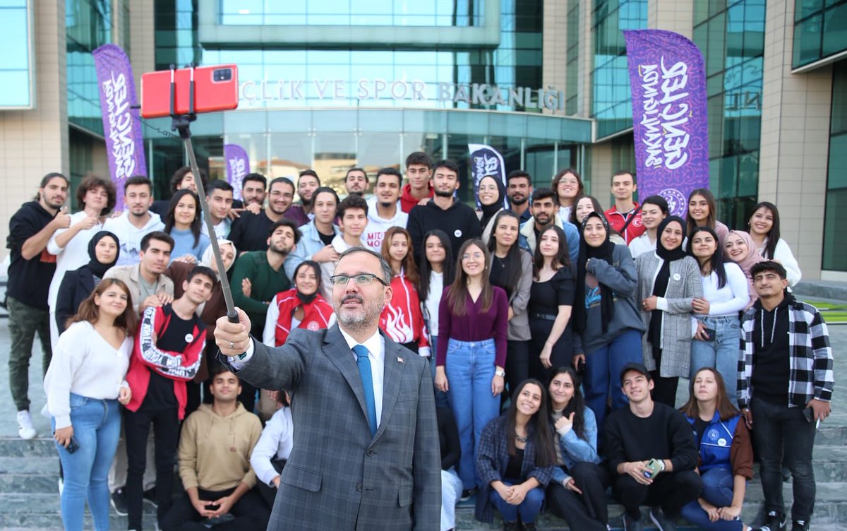 kasapoglu's tweet photo. Çayımızı içmeye, Muğla’dan genç arkadaşlarım geldi.  📸

#GençlerBakanlığında https://t.co/dKw2Ckrf7Y