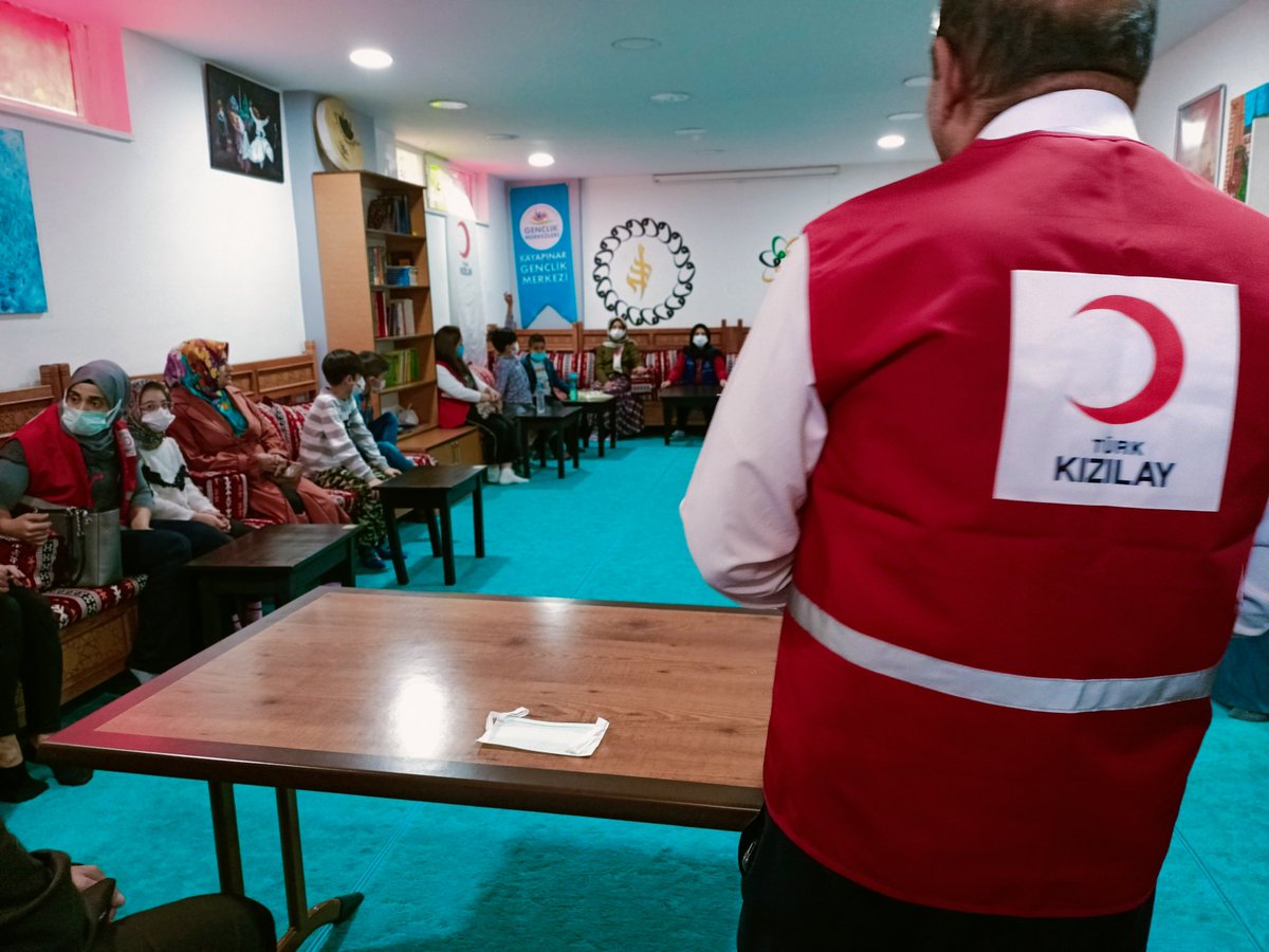 GSB_KayapinarGM's tweet photo. Kızılay işbirliğiyle Minik gençlerimizin afet bilinciyle yetişmesi için üyelerimize temel ilk yardım eğitimi verildi. "Unutma! Önceden hazırlıklı olmak, hayat kurtarır!" #gsbgm #saglikTimi https://t.co/8VlJRdFxk0