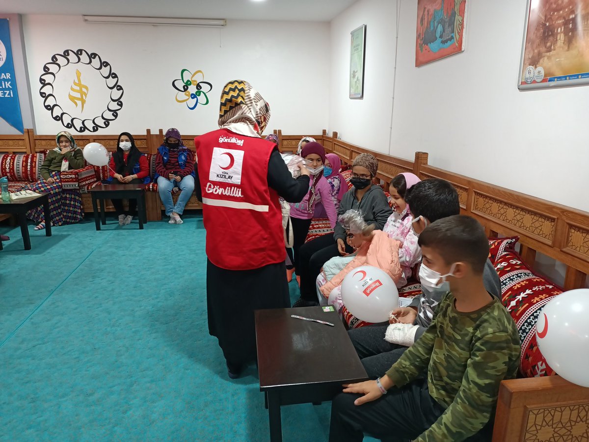 GSB_KayapinarGM's tweet photo. Kızılay işbirliğiyle Minik gençlerimizin afet bilinciyle yetişmesi için üyelerimize temel ilk yardım eğitimi verildi. "Unutma! Önceden hazırlıklı olmak, hayat kurtarır!" #gsbgm #saglikTimi https://t.co/8VlJRdFxk0