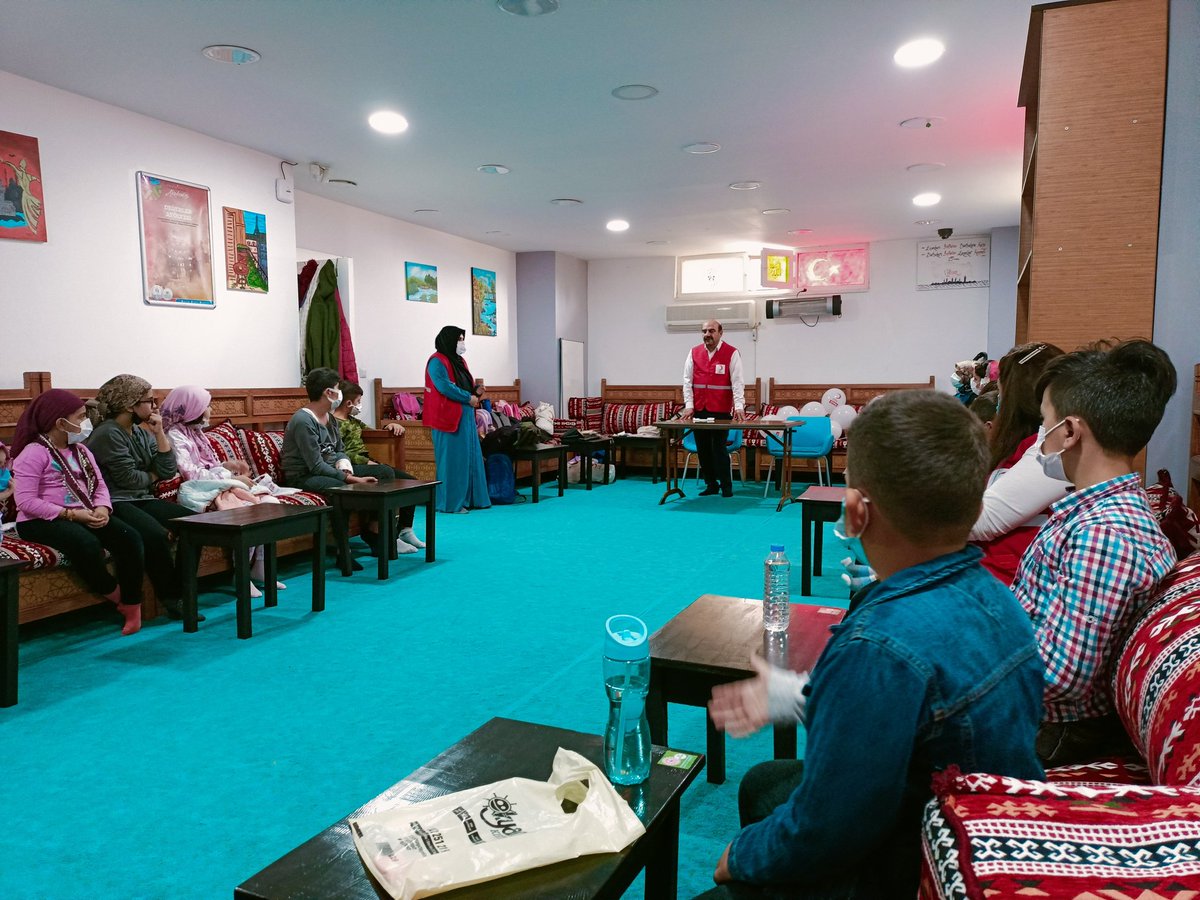 GSB_KayapinarGM's tweet photo. Afet haftası münasebetiyle gençlere Temel ilk yardım eğitimi verildikten sonra "Kızılay kolu" başkanı ve başkan yardımcısını belirledik 👏😎 #GSBGM #saglikTimi https://t.co/BJcWY6a6CH