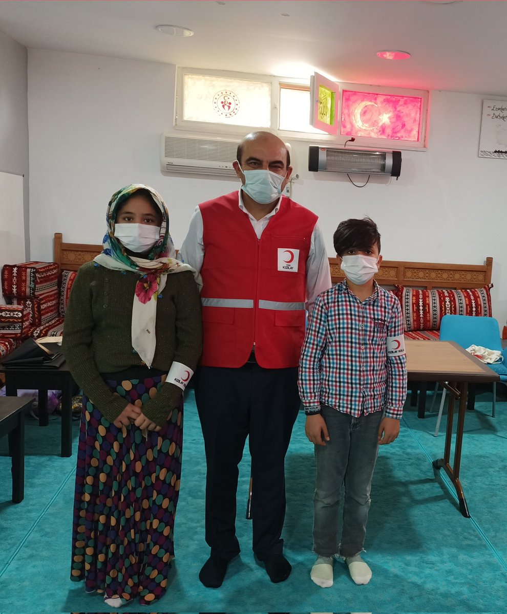 GSB_KayapinarGM's tweet photo. Afet haftası münasebetiyle gençlere Temel ilk yardım eğitimi verildikten sonra "Kızılay kolu" başkanı ve başkan yardımcısını belirledik 👏😎 #GSBGM #saglikTimi https://t.co/BJcWY6a6CH