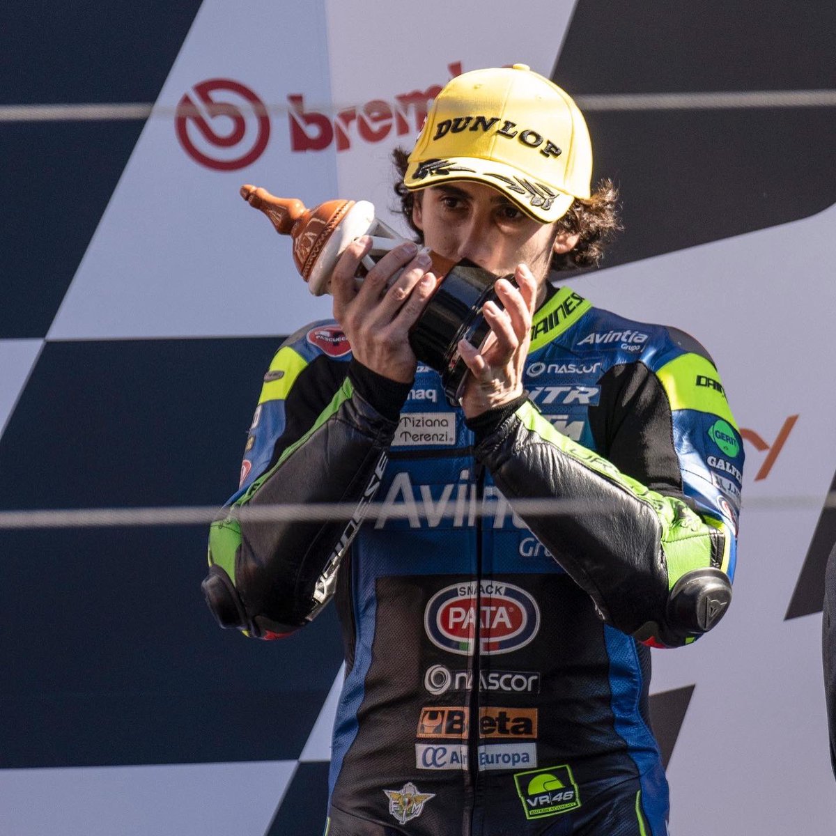 P3 a Portimao!🥉 Un altro bel weekend con il mio team, venerdì e sabato non sono stati semplici ma abbiamo lavorato duro e domenica in gara eravamo competivi! Grazie a tutti del supporto.👋🏻 <a href="/VRRidersAcademy/">VR46 Riders Academy</a> <a href="/esponsoramagp/">Avintia Esponsorama Racing</a>