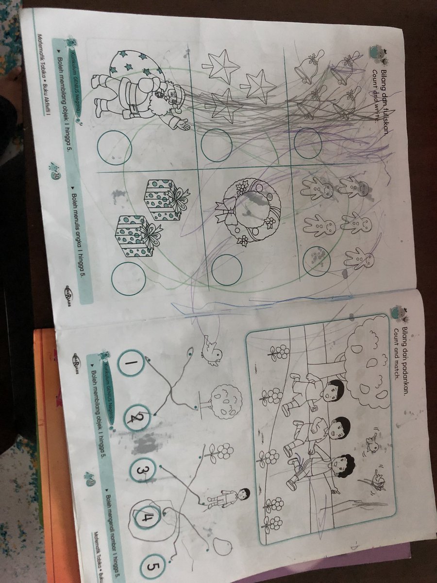 teacherhusna's tweet photo. Esok first day Maryam ke sekolah. Cikgu call td suh bwk suma buku2 Maryam waktu pdpr d rumah. Mama takotttt, suma buku Maryam jd gini hasil pdpr dgn mama waktu mama pdpr dgn anak2 murid mama😫 https://t.co/T4Lsyp9nS6