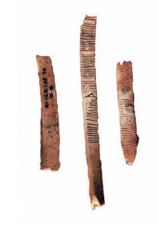 ivandiazsm's tweet photo. Finalizado el #PaleolíticoSuperior el #ArteParietal decae y emergen nuevos los códigos simbólicos. Un ejemplo del nuevo arte se localiza en las Encartaciones, en el yacimiento de Arenaza, de donde proceden estos restos óseos del #Aziliense cuya decoración consiste en surcos https://t.co/3VMeEiCFhy