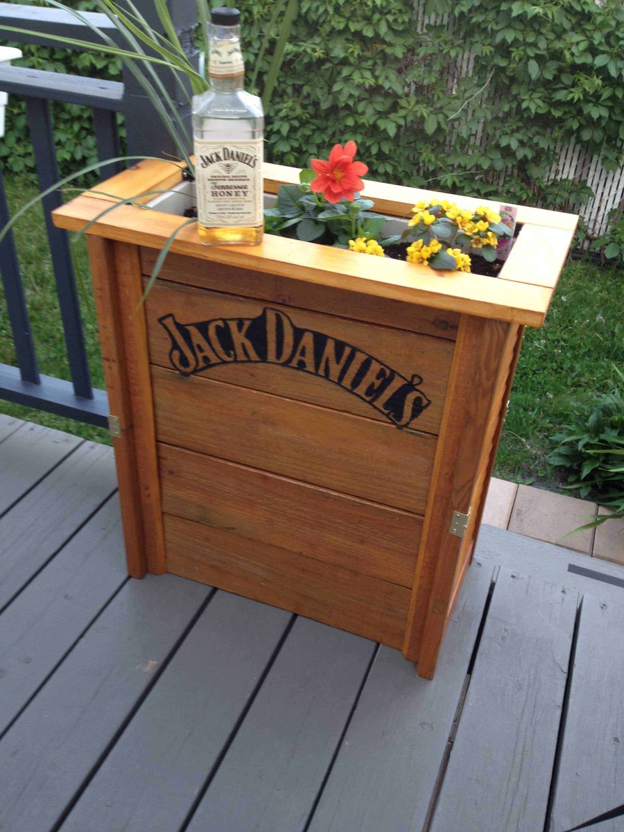 iRecyclart's tweet image. Boite à Fleurs Jack Daniel / Jack Daniel Flowers Boxe : 1001pallets.com/boite-fleurs-j… - #Garden #Outdoor #PalletPlanters #RecyclingWoodPallets