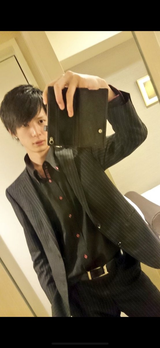 cororogumi's tweet photo. 当時ベロベロに酔っててあんまり覚えてないけど、あまりにもイキった撮り方してる俺やけど、あのちゃんが俺と同じ撮り方してる…

もしかして俺は、あのちゃん…？ https://t.co/gwL5rLiH95