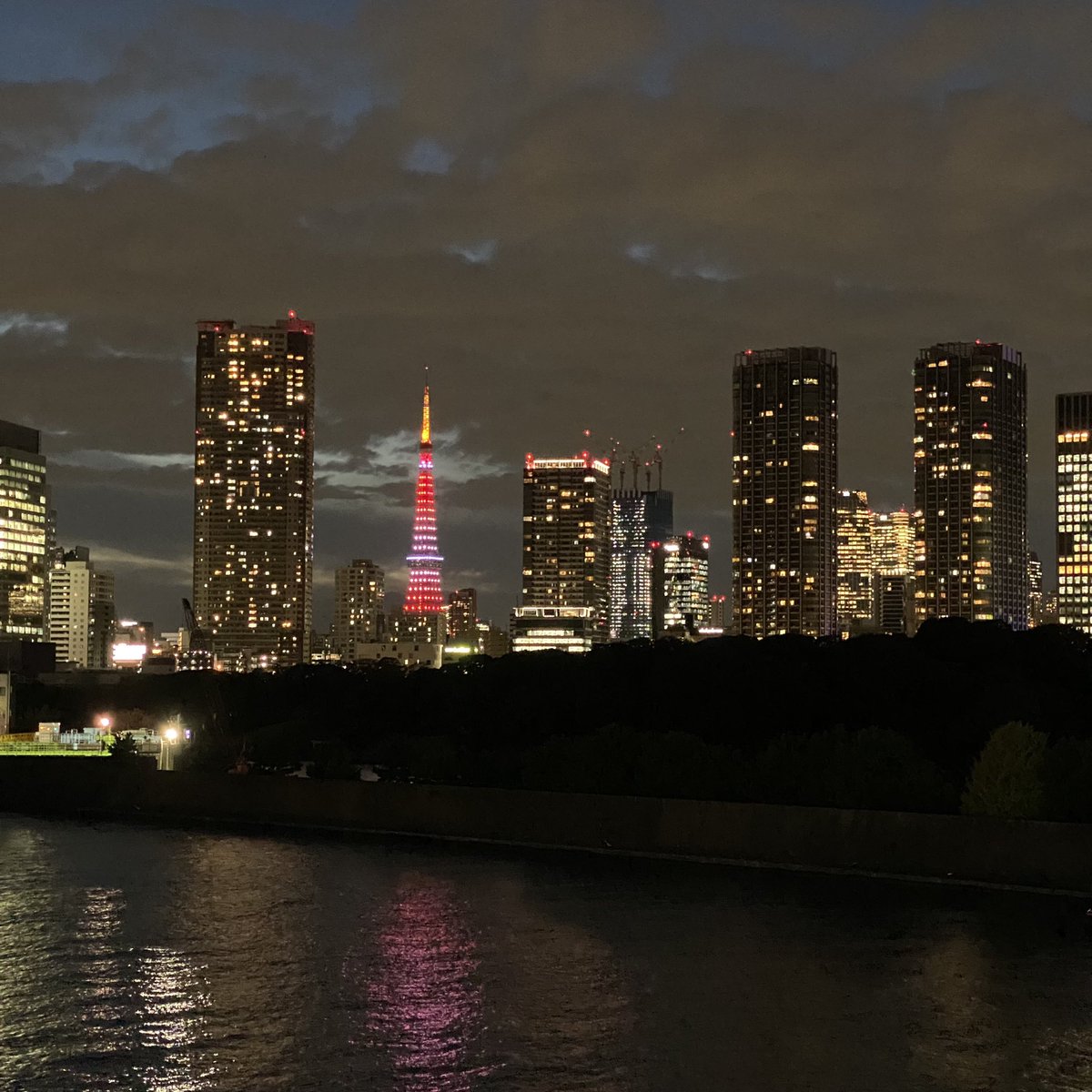 satorism01's tweet photo. サマータイム終了で今夜から米国株は23時30分開始ですね。特に言うことも無いので、とっても綺麗な今夜の東京タワーをあげておきます🗼 https://t.co/bMrQiIn44E