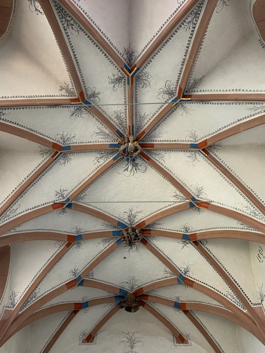 Hallau war einmal (stein)reich! 1491 erbaute das Dörfchen aus eigenen Mitteln die Bergkirche St. Moritz. Bis zur Reformation war sie ein vielbesuchter Wallfahrtsort. 1525 verkaufte der Grundherr, der Bischof von Konstanz, seine Rechte an Schaffhausen. (SSRQ SH I/3)