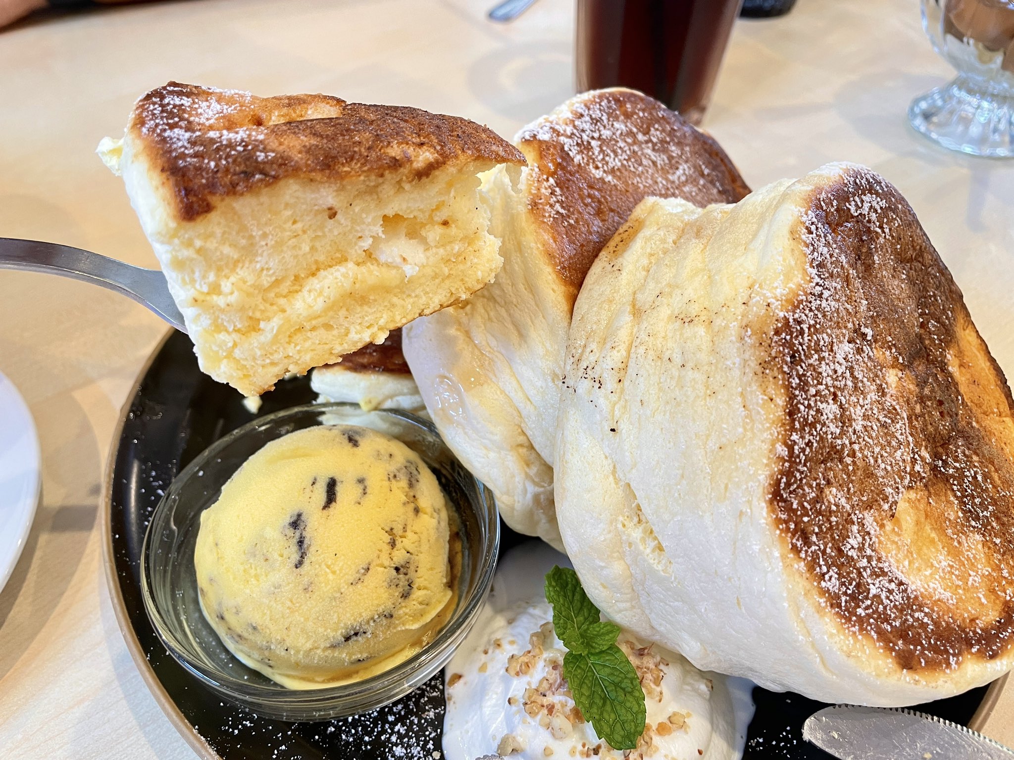 まいたん 最近パンケーキ運がついてる 滋賀県八日市のかなめカフェさんへ 皆行くのです 爆弾みたいなパンケーキに出会えるぞ 無事被弾しました T Co Xuxzhm5rfz Twitter