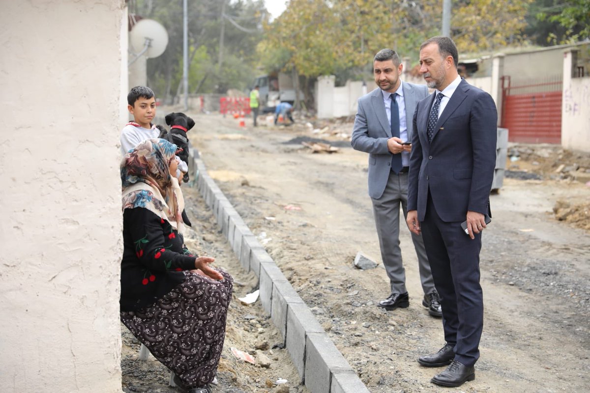 Fatih Mahallesi Hastane Caddesinde devam eden kaldırım imalatı çalışmalarımızı inceledik. Pazar ve cadde esnafımıza hayırlı işler diledik.