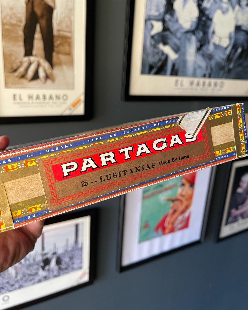 allthingscigars's tweet photo. After 12 years, it’s finally time. This superb box of Partagas Lusitanias from 2009 has been carefully aged and loved since 2009 and they are now ready for a new home.
#partagas #partagaslusitanias #agedpartagas #vintagepartagas #oldcigars #vintagecigars #agedcigars https://t.co/pmu0LODlBd