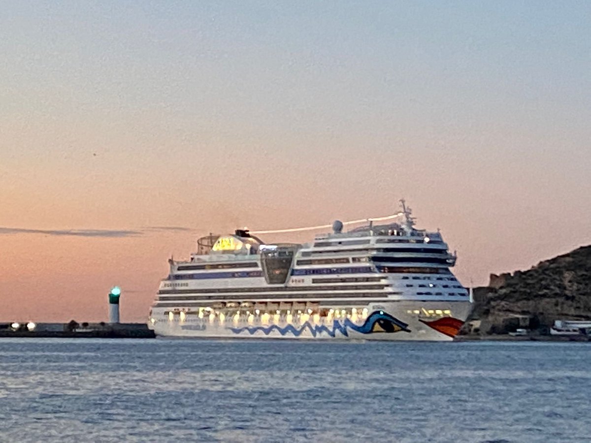 PuertodeCtg's tweet photo. Semana intensa de #cruceros en el #PuertoDeCartagena con la primera escala hoy del #AIDABlue @aida_de
1.000 pasajeros y 600 tripulantes que visitan #Cartagena a bordo de un buque con un tonelaje de 71.300, 252 metros de eslora y una manga de 32 metros. https://t.co/2WncW6EUzm