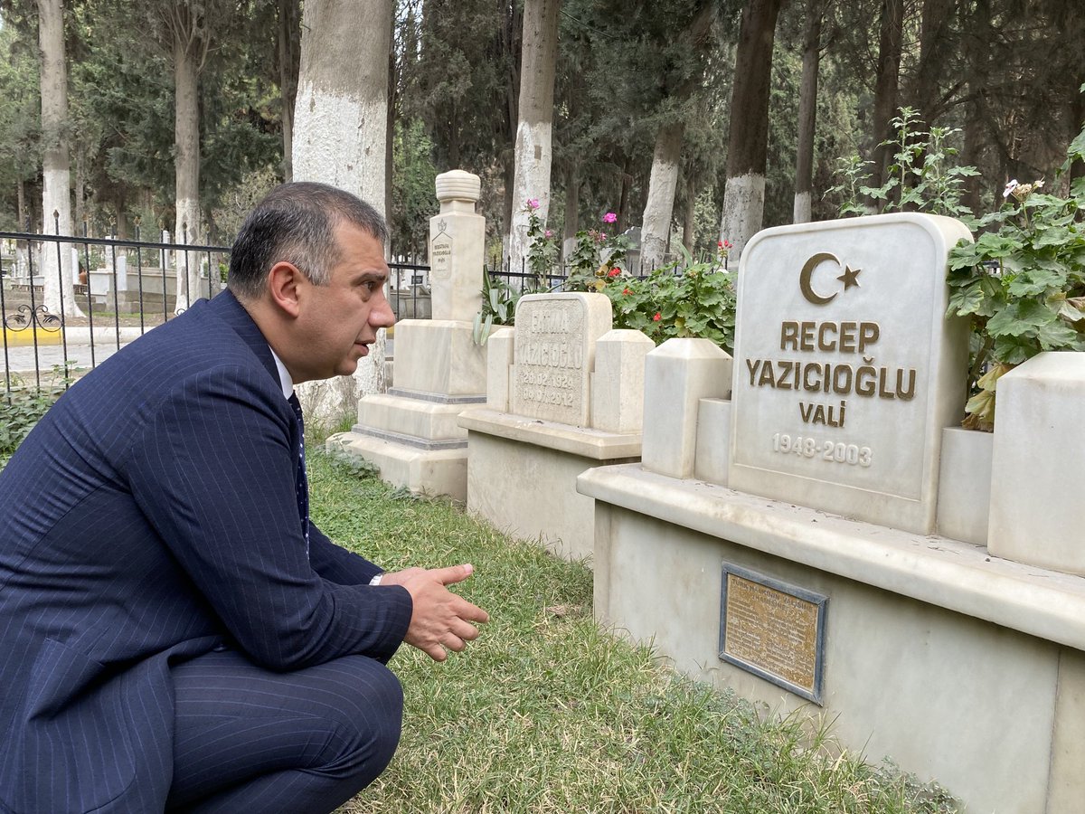 Merhum Vali Recep YAZICIOĞLU’nu ebedi istirahatgahında ziyaret ettim.Halkın Adamı olduğu kadar Devlet Adamı da olan Sayın Valimi özlemle yad ediyorum. Mekanın cennet, makamın ali olsun.