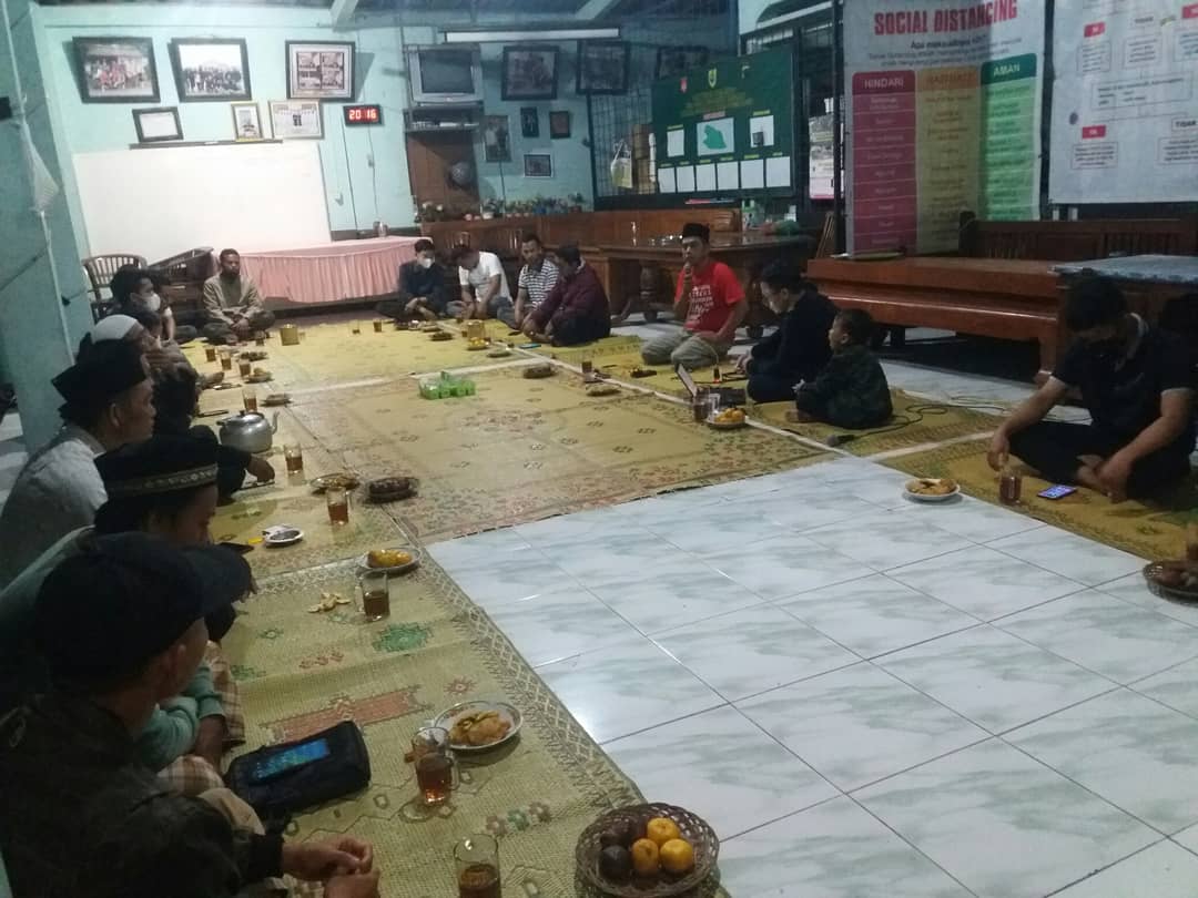 SepatPemdes's tweet photo. Kegiatan hari Minggu, 8 November 2021, sosialisasi Desa Wisata yang di laksanakan oleh Pemdes Sepat

Tempat pelaksanaan di rumah Mulyono Kepala Desa Sepat, di ikuti oleh Perangkat Desa, pemuda, para pengusaha, Ketua RT dan RW di Desa Sepat

#Sepathebatdanbermartabat
 #desawisata https://t.co/YdItINUNuw