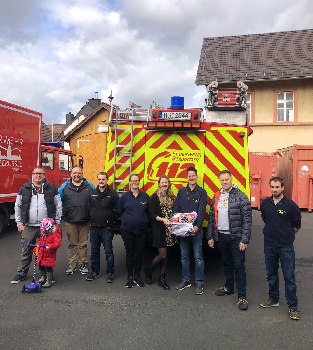 FW_Stierstadt's tweet image. #lovechanges
Von der Frankfurter Kirchengemeinde International Christian Fellowship, haben wir einen Fresskorb als Anerkennung unserer Arbeit, während der Corona Pandemie überreicht bekommen. 
Vielen herzlichen Dank.