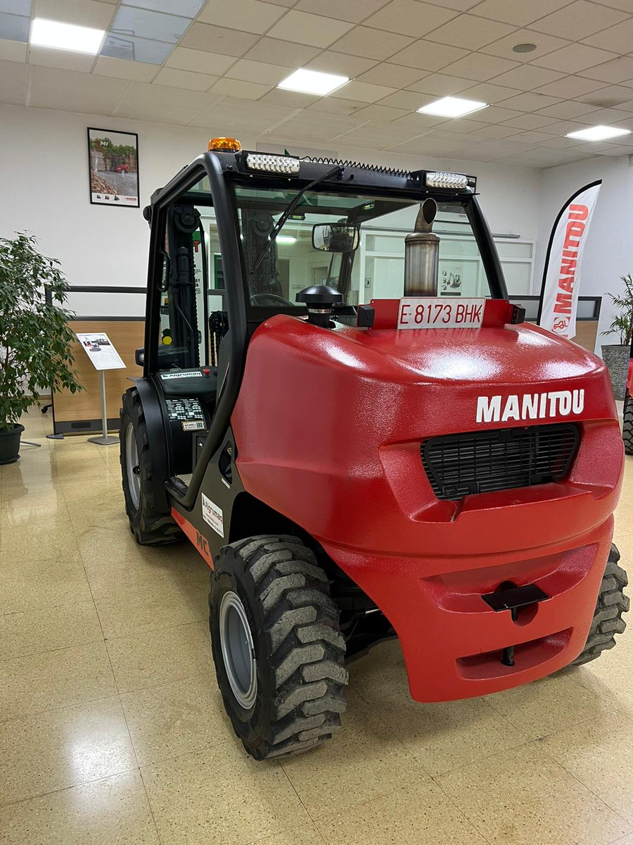 Algrumaq1's tweet photo. Novedades en nuestro parque de alquiler con el nuevo modelo de carretilla diésel de Manitou 4x4 de 2,5 TNS, la carretilla elevadora todo terreno ¡Ya disponible!

#manitou #carretilla #carretillaelevadora #cantabria #novedad #alquiler #venta https://t.co/cgZzMROIsX