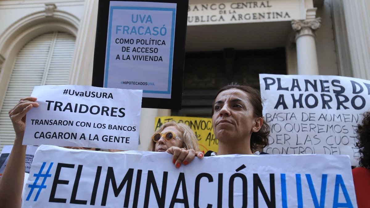 221radio's tweet photo. #ElDespertador⏰| Damnificados por #CréditosUVA👇

📞Sandra Zabala, de @hipotecadosPBA: "Es para salir corriendo. Lo más grave es que el estado lo avaló y lo sigue avalando. Saben bien que es una estafa. Siempre el esfuerzo parte de nuestro lado, no de los bancos" https://t.co/HiR6xoX73s