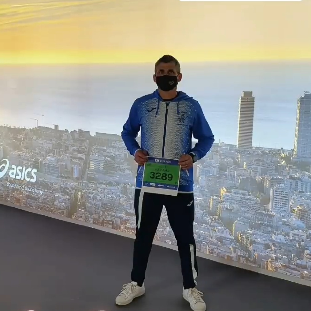 RunningHumanes's tweet photo. Hubo representación humanense en el @maratobarcelona con la presencia de Mariano que cubrió la distancia reina del fondo en poco más de cuatro horas. Un maratón más en las piernas de uno de los veteranos del @RunningHumanes que se despidió de su etapa con nosotros en esta prueba https://t.co/OZDVgksum1