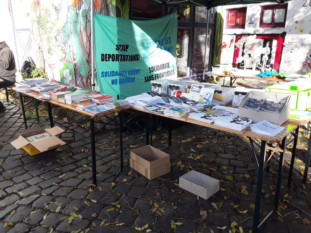 MigrantVoicesHL's tweet photo. Wir freuen uns heute wieder viele neue Menschen, die nach DE eingewandert u derzeit in der #ZAST #Halberstadt ausharren müssen,willkommen zu heisen. Auserhalb des Sammellagers finden die Menschen aktuell Infomaterial u Beratung zu ihren Rechten,sowie Kleidung u. Essen. #hbs0811 https://t.co/JnOt2zUpgC