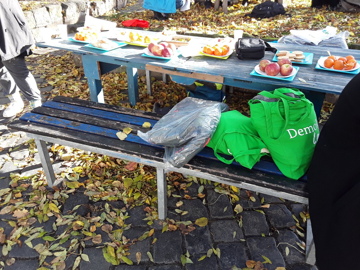 MigrantVoicesHL's tweet photo. Wir freuen uns heute wieder viele neue Menschen, die nach DE eingewandert u derzeit in der #ZAST #Halberstadt ausharren müssen,willkommen zu heisen. Auserhalb des Sammellagers finden die Menschen aktuell Infomaterial u Beratung zu ihren Rechten,sowie Kleidung u. Essen. #hbs0811 https://t.co/JnOt2zUpgC