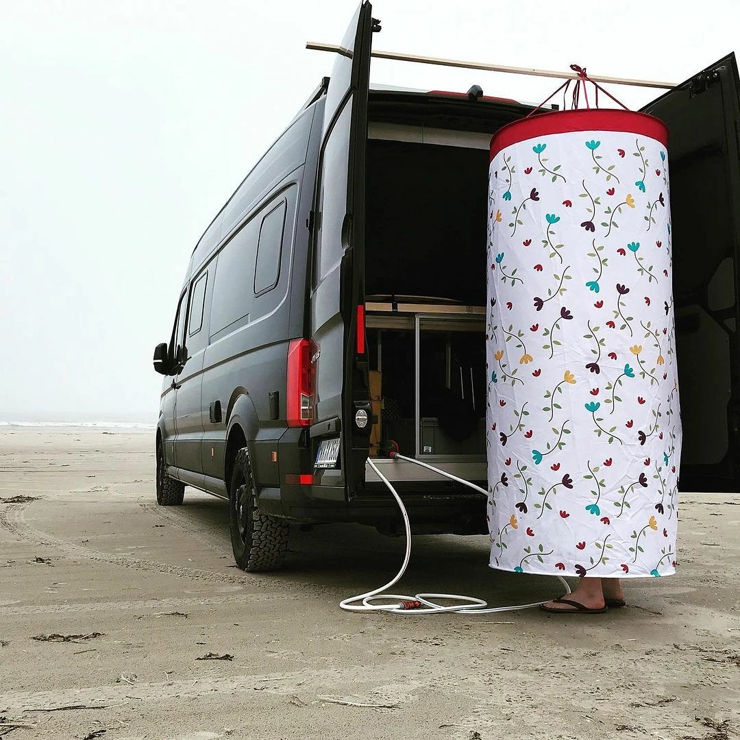 There's always a way to accomplish what you want. 🚿

📸 @crafter.life 🚿

#outdoorshower #vanlifia #vejersstrand #vanlifegermany #vanlifeliving #vanlife #homeiswhereyouparkit #vanlifediaries #campervan #campervanlife #vanlifemovement #vanlifemoments #vanlifemood #vanlifeproject