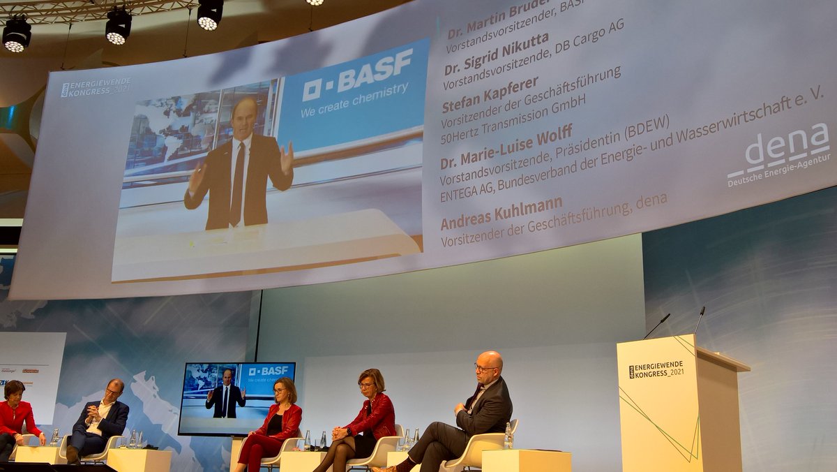 StefanMBuettner's tweet photo. Explaining at #denakongress what "Decarbonisation beyond borders" requires &amp; what despite industry leadership is needed to succeed @BASF CEO Brudermüller - lets ensure 2 collaborate/motivate/enable another 2 make it happen! #UNECE4Climate @dena_news #EEbarometer @WMBtweets #cop26 https://t.co/N2BdAqwhzi