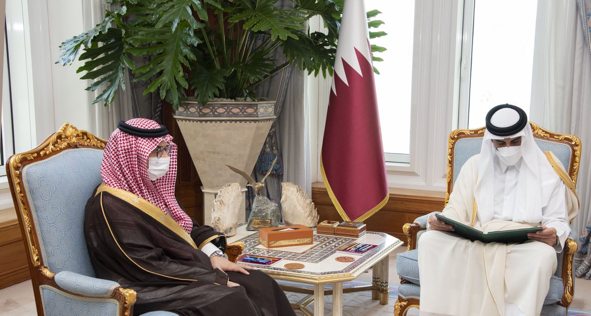 سمو الأمير المفدى يتسلم رسالة خطية من أخيه صاحب السمو الملكي الأمير محمد بن سلمان بن عبدالعزيز آل سعود ولي العهد السعودي، قام بتسليمها سمو الأمير منصور بن خالد بن فرحان آل سعود السفير السعودي لدى الدولة، خلال استقبال سموه له في مكتبه بالديوان الأميري. bit.ly/3keV8qG