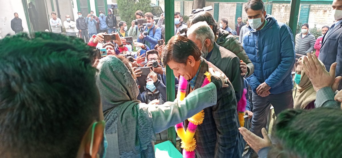 jkpdp's tweet photo. Ex MLA Shangus Adv Ab Majid Mir along with hundreds of his supporters joins PDP. 

Party President @MehboobaMufti welcomes him into the party. Party General Secretaries G N L Hanjura and Mehboob Beg were also present. https://t.co/0MnS9L26CO