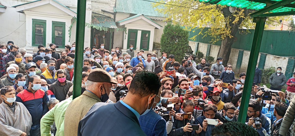 jkpdp's tweet photo. Ex MLA Shangus Adv Ab Majid Mir along with hundreds of his supporters joins PDP. 

Party President @MehboobaMufti welcomes him into the party. Party General Secretaries G N L Hanjura and Mehboob Beg were also present. https://t.co/0MnS9L26CO