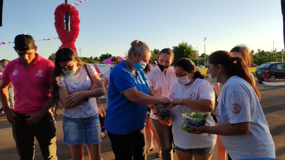 martaferre's tweet photo. Ayer en Garupá acompañamos la Expo “ Garupá emprende” y distribuimos plantines de verduras a los vecinos y vecinas.

Siempre nos impacta la alta demanda de plantines. El misionero y la misionera son más conscientes sobre la importancia de cultivar algo de lo q comemos. https://t.co/5UiYyslDhE
