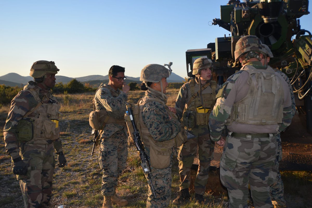 CDC3RAMa's tweet image. « Call for fire ! » Durant 4 semaines, le #3RAMa accueille ses frères d’armes du 10th Marines de l’@USMC afin d’accroître notre interopérabilité et de travailler des procédures communes d’appuis-feux. Préparer les conflits de demain c’est aussi s’entraîner avec nos partenaires !